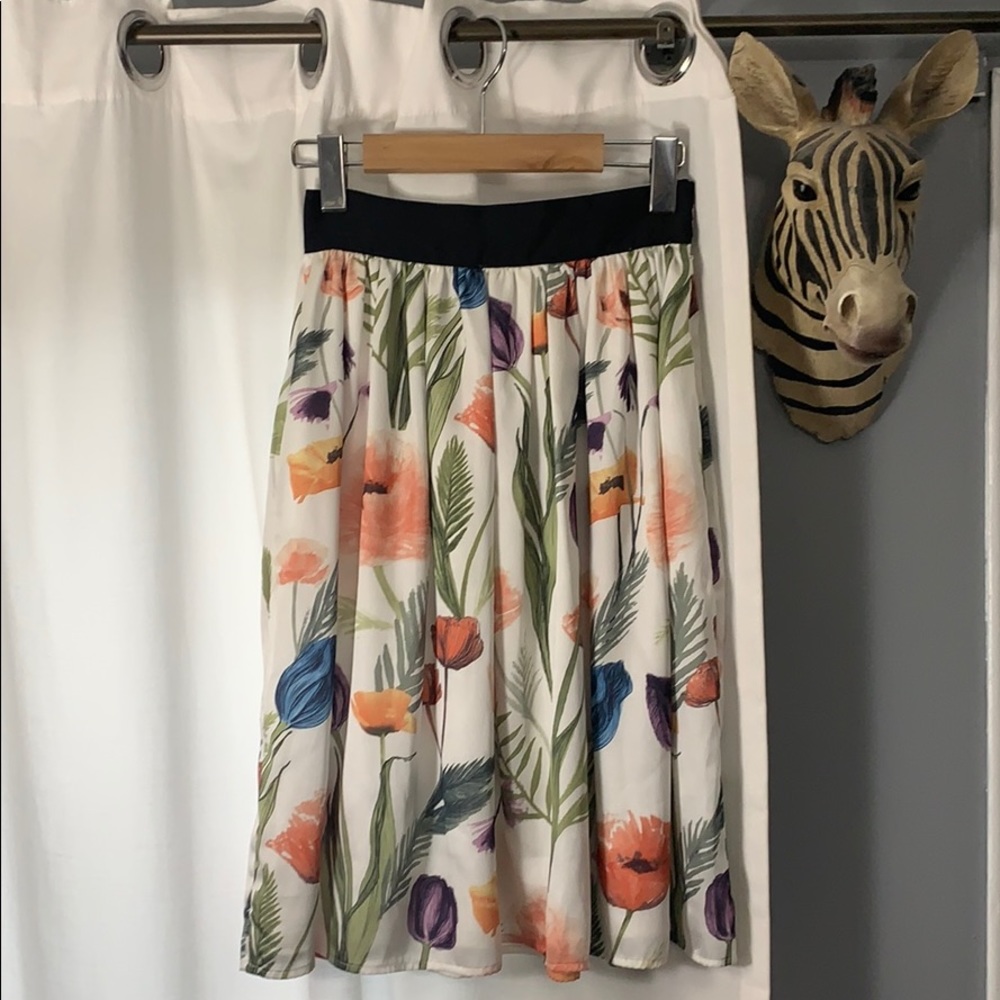 💐 Beautiful Floral Midi Skirt!